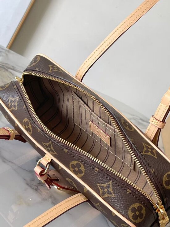 Classic Louis Vuitton Bag: A Stylish and Versatile Choice for Elegance - Picture 7 of 7